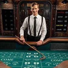 Dealer profesional memandu sesi Live Baccarat di platform wingslot168 secara real-time